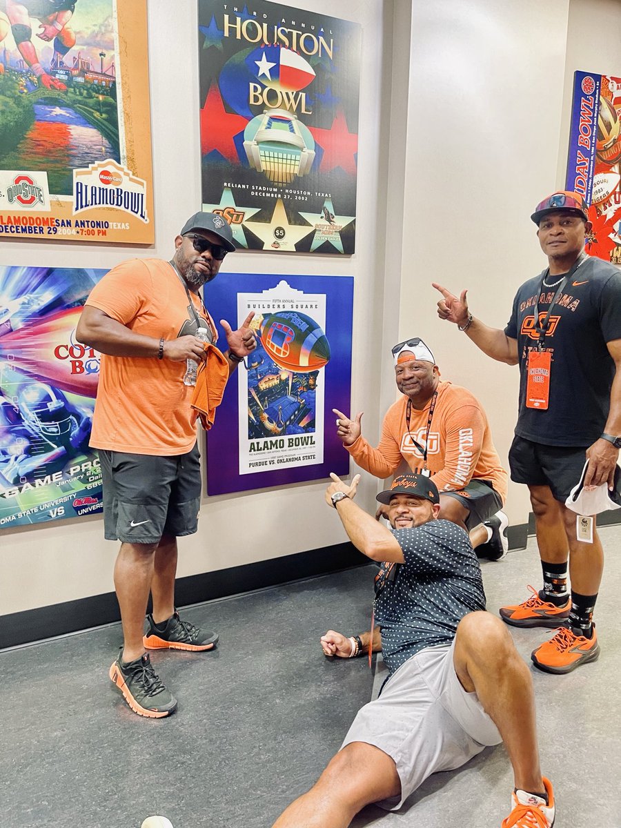 seanlove's tweet photo. Gameday in Stilly! Got to catch up with some of my teammates during the Cowboy Football Reunion. The “Orange” on top, @CowboyFB invited some of our @JonesLonghornFB skill players on unofficial visits! They will def look good in Orange! @d1DEREK11 @Kade53706267 @garritt_dav1s https://t.co/ZkE6R5yWoe