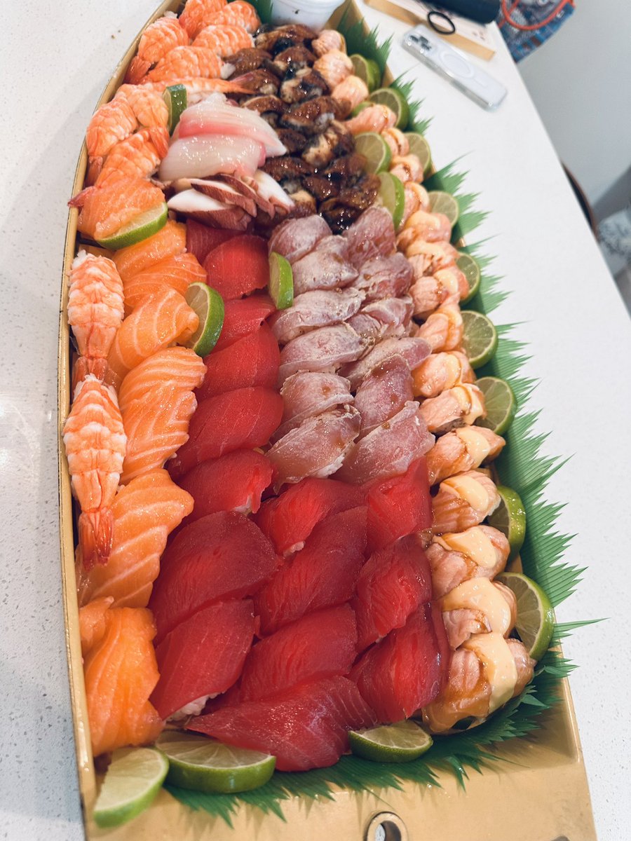 Johnkim26391993's tweet photo. 쉐프 김회장 
남선교회  큐티모임에 직접만든 
스시 공수 !! 
형제님들이여 행복하라 ❤️🙌🙌🙌🙏🙌🙌 https://t.co/1ta1yEyRcL