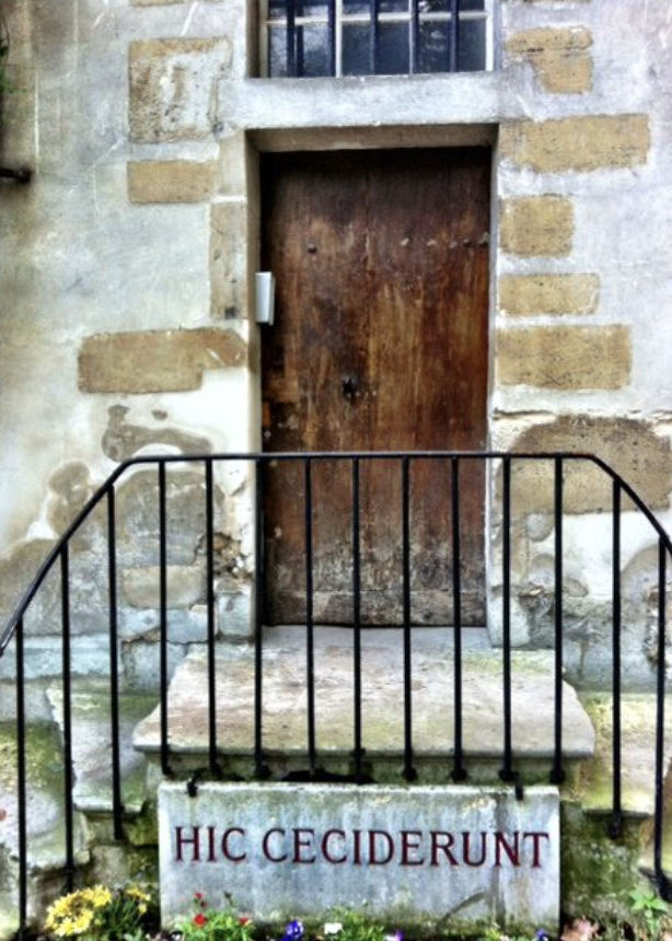roddreher's tweet photo. This is the doorway into the back garden of the Carmelite monastery. Motto reads, in Latin, "Here They Fell." On this spot, in Sept 1792, 191 Catholics, incl 3 bishops, but mostly priests, were executed by French revolutionaries in an orgy of anti-Christian bloodshed. https://t.co/esf6hiIho2
