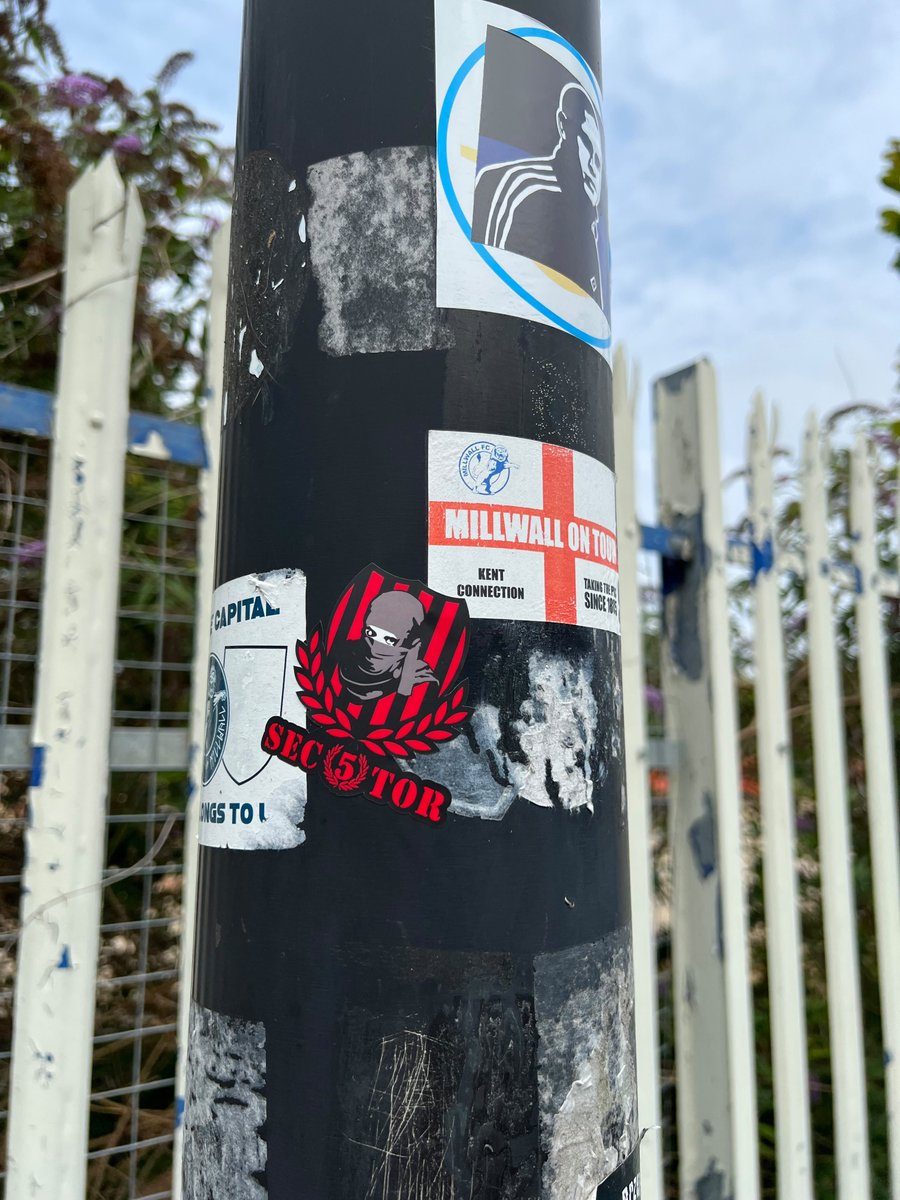Ultras_Sector5's tweet photo. Salah satu derbi panas eropa di london yang begitu banyak nya psywar di dalam maupun di luar stadion 

Dedikasi kami untuk capitano Ismed 14 Sopyan #persijaselamanya https://t.co/9h6TxYOCUn