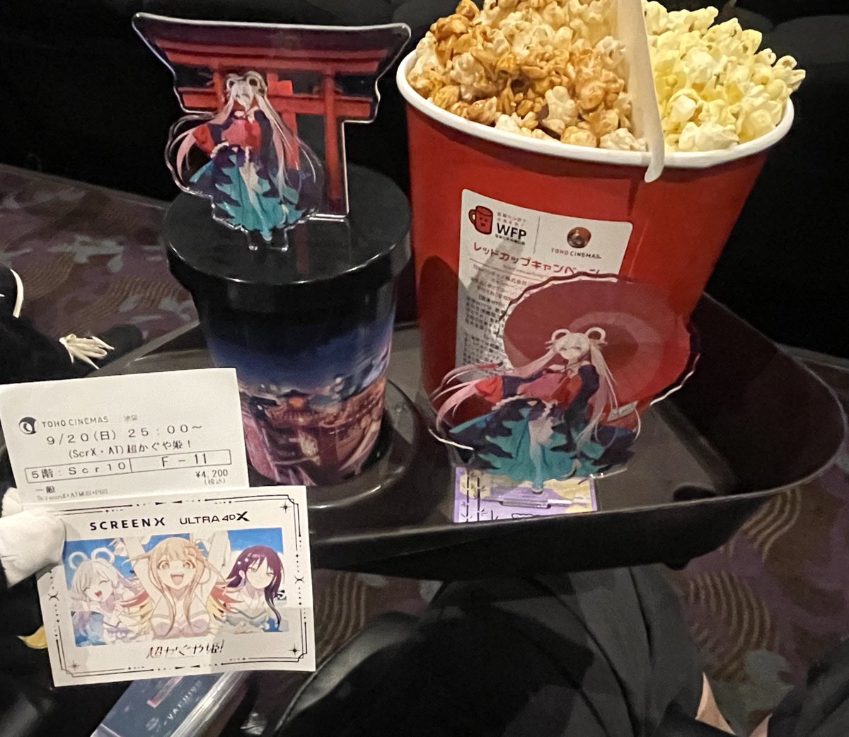 39_penpen's tweet photo. #超かぐや姫復活上映
昨日まで色々なフォーマットの超かぐや姫を見てみての個人的なフォーマットの違いや感想など。劇場の立体音響に一番驚いたのはトーホーシネマズ池袋のスクリーンX with DolbyAtmosでした✨️
カラスが頭の上を飛んでいったり、壁ドンでの立体感、バトルシーンの立体音響感やライブシーンの音楽が飛び抜けてクリアで好みの音でした♡

ただ、スクリーンXは分かりやすく言うとオリジナル画面をズームして上下左右をカットして三面スクリーンへの画面左右を写すために上下が見切れる、ズームになる分、線の荒らさというか画質が劣化したような感じが気になりすぎて少し残念に感じました。

かぐやが作ってくれた料理のメインディッシュが見切れて見えなかったり、足元などが見えないためカニ🦀大量シーンではいろはがΣ(ﾟ∀ﾟﾉ)ﾉｷｬｰってなってるけど足元のカニ🦀が全然見えないのは流石に思わず笑ってしまいました💦

(もちろんスクリーンX用に新たに左右を編集して作り直してるシーンもあり、ツクヨミの風景やライブシーンの広がりを三面スクリーンで楽しむには楽しいフォーマットでした✨️)

MX4Dと4DXは個人差あるとは思いますが私としては4DXが好きです。

MX4Dは各座席に設置された演出装置で風を出すけど4DXは劇場全体で風を演出する感じ。
どちらかと言うとMX4Dはホラーやアクションなど驚かせたりビクっとさせる映画向き、4DXは天候系のSFやアクションなどの映画演出に向いてるかな、と。(天気の子では明らかに暴風雨や嵐などの演出は4DX一択でした。劇場内に雪降らせたし笑)
MX4Dではやたらとプシュプシュ座席から吹き出す風が気になり、4DXでは天井大型ファンが風を起こすファンの回転音が気になる人には気になってしまうかも？(個人差あり)
MX4Dでの香りが出るシーンはいい香りだったのが印象に残りました✨️

いずれにせよ、それぞれ長所や短所はあるので、自分好みのフォーマットを探して見てみるのもいいかもですね✨️