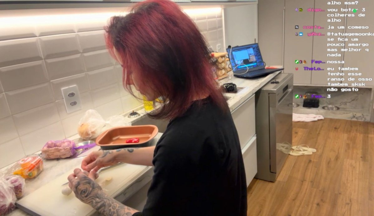 papoiday's tweet photo. Live de culinária da moonkase mas não confundam com canal de culinária!! Palavras da própria!!!!
(Ela se preparando pro master chef crtz) https://t.co/RGIJWLWMrU