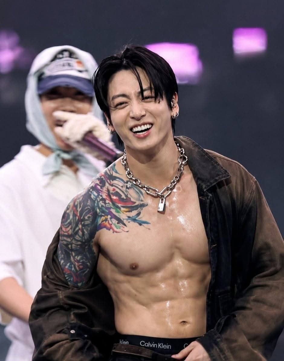 yossetk's tweet photo. @koominrm Mi enamorado ya está acostumbrado que suba videos o fotos de JK y V en su momento hot como este, y solo me sigue la chacota (ya se resignó)🤣 https://t.co/gDBfLgFtBA