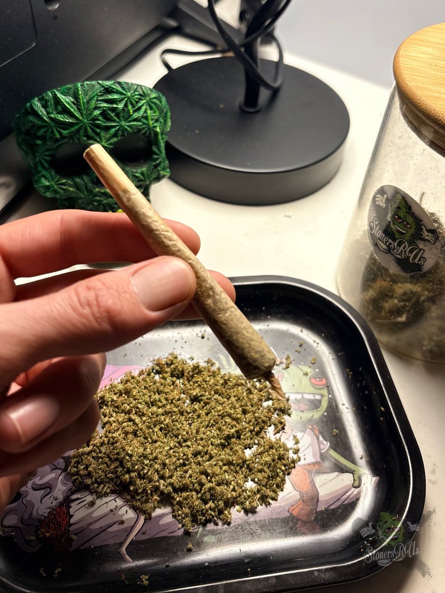 Pack_pro_'s tweet photo. Joint rolled, bongs prepped. Let’s wake and bake 😏 https://t.co/7i7gPgm3mI