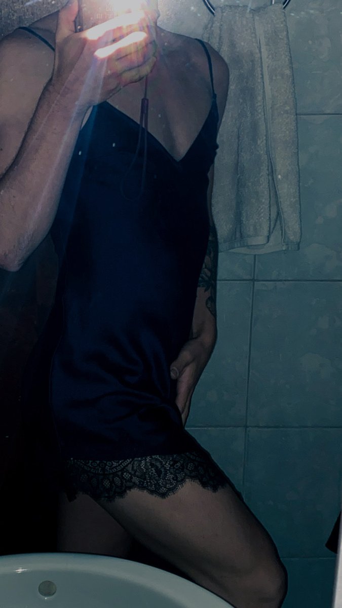 testemunhadKaty's tweet photo. versace on the floor, hey, baby, take it off for me. https://t.co/pS1SwfISGh
