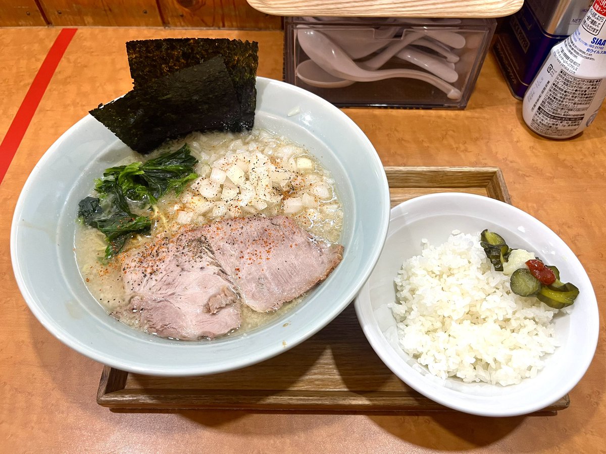 uratan0329's tweet photo. ラーメンショップ大門 福大亭

朝ラーメン 硬め薄め多め
玉葱
半ライス(10時までサービス)

二日酔い明け+雨で調子があんま良くない身体に染み渡る福大亭の朝スープ😋うめえ
甘い玉葱がいいなあ
次は味ネギと玉葱のネギネギTPで頼んでみよ🤤 https://t.co/EiXVbIpkbO