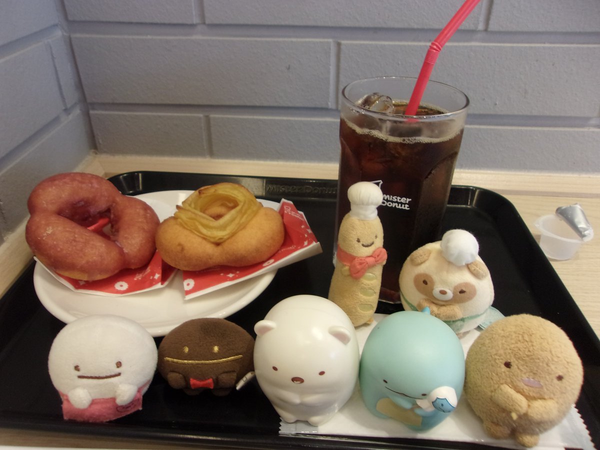dollondodom's tweet photo. スイーツま🐻🐻154話🍩カフェを語る🍩🍁秋の　＃ミスド　🍩と言えば「🍠さつま芋ド🍩」です。🐻リラすみ🐧達も連日の「🍩食レポ祭」です。色々な種類の🍠ドがありますね。🐻＆😸はお持ち帰り用もちゃっかりGETです。 https://t.co/JSpdzfYxPi