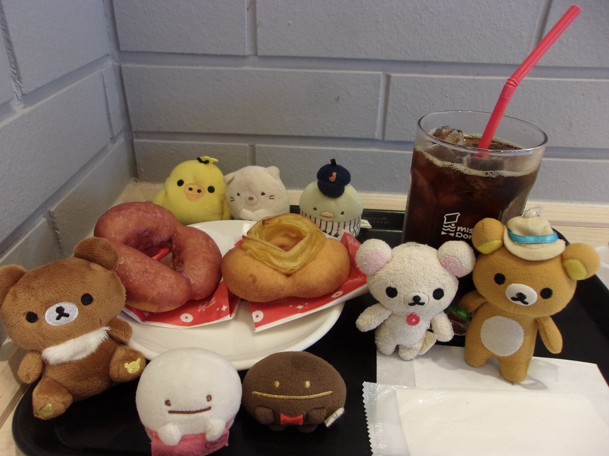 dollondodom's tweet photo. スイーツま🐻🐻154話🍩カフェを語る🍩🍁秋の　＃ミスド　🍩と言えば「🍠さつま芋ド🍩」です。🐻リラすみ🐧達も連日の「🍩食レポ祭」です。色々な種類の🍠ドがありますね。🐻＆😸はお持ち帰り用もちゃっかりGETです。 https://t.co/JSpdzfYxPi