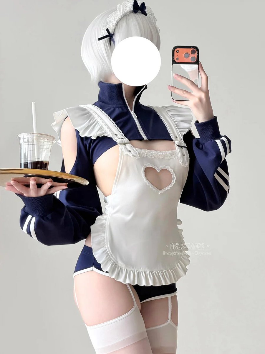 sexymaker_cos's tweet photo. 胸元のハート型くり抜きエプロンと超短丈ジャージが、谷間と無防備な「横乳＆背中」を過激にチラ見せ💓

ブルマショーツ×ガーターストッキングで、太もものむちむち感を最高に引き立てます💋

▶️https://t.co/y0aN30pvQI https://t.co/E8qVFZDi7q