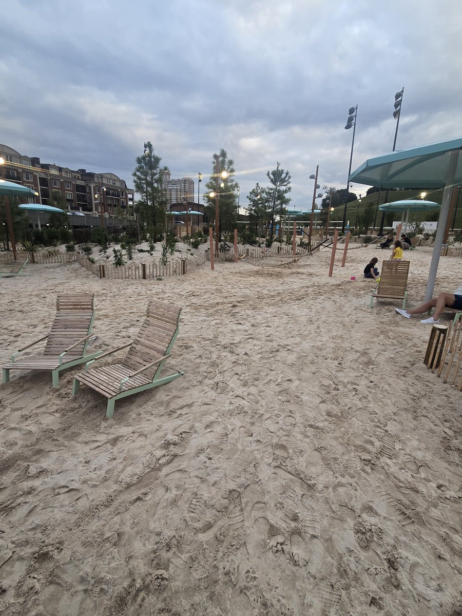 ArieliteStar's tweet photo. Finally theres a volley ball/sand area with a hammock. Neat.

Rich houses are in the back https://t.co/KU61z5MxTf