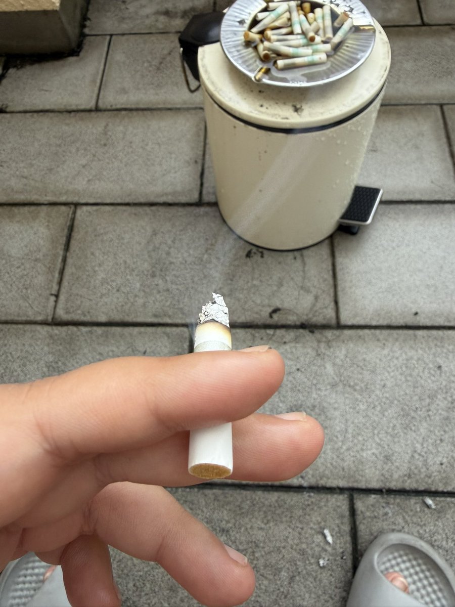 kitsunechan____'s tweet photo. 朝イチの一服最高🚬 https://t.co/duacPmL8oz