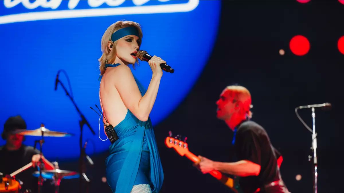 imaIiabiIityx's tweet photo. hayley’s iheart outfit still lives rent free in my head. this serve was generational https://t.co/webrtKySEs