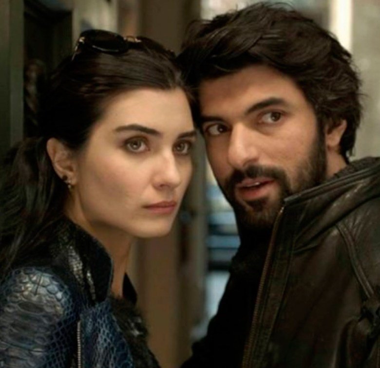 Patry1015's tweet photo. Nada extraño porque solamente en Argentina 🇦🇷 era primera de las más vistas en Netflix por muchísimo tiempo 
dos grandes resultado éxito asegurado 

#EnginAkyürek 
#TubaBüyüküstün 
#KaraParaAşk https://t.co/a99Vw3xDCY