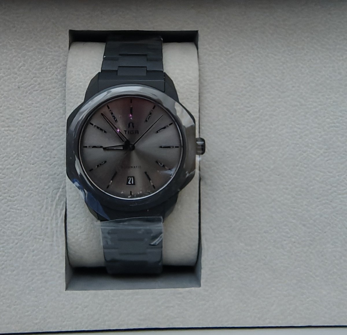 nimetu_vares's tweet photo. Tigawatches
マレーシアのマイクロブランド
日本では無名だが、冒険心と挑戦心に満ちたブランド

SBB Sigma Basalt Black (Limited Edition)
世界100本限定

Miyota9015を6姿勢で調整
ｰ5～+15 sec/day

ダイヤルはスリットでそこから蓄光した光が夜は覗く

今さっき届きました。 https://t.co/t8FOcwxotY