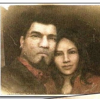 InfoXbox_'s tweet photo. Dominic Santiago SIEMPRE será uno de los personajes más queridos de Gears of War. 

Su lealtad hacia Marcus, su sentido de familia y todo lo que termina perdiendo convirtieron a Dom en mucho más que un compañero de escuadrón.

Por eso, me preguntó cómo se desarrollará en E-Day, ya que marcará el inicio de su tragedia personal a lo largo de la saga, empezando por la desaparición de sus hijos y posteriormente la pérdida de María.