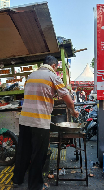 txtharihariWNI's tweet photo. Habis beli nasi goreng karena kasihan dagangan bapaknya sepi. Eh, pas beli malah jadi tahu kenapa dagangannya sepi. 😭

🧕🏻: “Pak, nasi gorenge wonten?”
(Pak, nasi gorengnya ada?)

👨🏻: “Onok! Piro!”
(Ada! Berapa!)

Dengan wajah dan nada kayak ngebentak.
Kupikir ya udah, mungkin memang nada bicaranya begitu.

🧕🏻: “Bungkus satu nggih, Pak.”

👨🏻: “Ealah, mek siji.”

(Ealah, cuma satu.)

Wajahnya tiba-tiba kayak orang nyepelein dan judes banget. 😭

👨🏻: “Iki!”

🧕🏻: “Pinten, Pak?”

👨🏻: “15 ribu.”

Aku kasih uangku Rp50 ribu.

👨🏻: “Ealah, mbak-mbak tuku mek siji ae gak pas duweke!”

(Ealah, mbak-mbak beli satu aja uangnya nggak pas.) 😠

🧕🏻: “Pak, ngapunten. Kulo mantun mendet yotro ten ATM, mboten nggadah receh.”

(Pak, maaf. Saya habis ambil uang di ATM, nggak punya uang receh.)

Btw, bapaknya jualan di sebelah ATM. Aku habis ambil uang karena memang nggak punya uang cash sama sekali.

👨🏻: “Lah terus yok opo?”

(Lah terus gimana?)

Dengan nada mulai ngebentak.

🧕🏻: “Kulo transfer nopo, Pak?”

(Saya transfer apa, Pak?)

👨🏻: “Gak usah!”

🧕🏻: “Lah terus pripun, Pak? Kulo urupaken riyen.”

(Lah terus bagaimana, Pak? Saya tukarkan dulu.)

Terus aku keluar naik motor buat mecahin uangnya.

🧕🏻: “Pak, niki yotrone.”

(Pak, ini uangnya.)

👨🏻: “Yo ngunu! Mene mben nek tuku siji gawe duwek pas! Nyusahno wong ae!”

(Ya gitu! Besok-besok kalau beli satu pakai uang pas! Nyusahin orang aja!)

🧕🏻: “Pakk, ngapunten sakderenge. Kulo niki tumbas nggih mboten nyuwun ten njenengan. Mangkane, Pak, dagangan njenengan sepi, jahat njenengan.”

(Pak, maaf sebelumnya. Saya ini beli, nggak minta ke njenengan. Makanya, Pak, dagangan njenengan sepi. Jahat njenengan.)

Kuambil nasi gorengnya sambil gemeter, pengen nangis.

Terus aku buang di depan tong sampah yang ada di depan gerobaknya.

Nggak niat buang-buang makanan. Tapi ya Allah, kenapa ada orang sejahat itu mulutnya? Padahal aku cuma mau bantu nglarisin. 😭

Anakku yang umur 2,5 tahun sampai bilang, “Bapaknya jahat ya, marah-marah terus.”

Kalau kalian di posisi aku, bakal tetap ambil dan makan nasi gorengnya atau memilih nggak jadi makan setelah diperlakukan seperti itu?