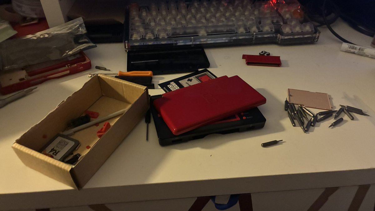 NARCANHAT3R_'s tweet photo. its 1am and im stoned  what the fuck am i even doing https://t.co/hy118MaRPK