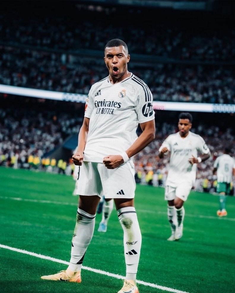 OficialSala12's tweet photo. 🗣 Saúl: "Pra mim, o Flamengo é maior que o Real Madrid. Na realidade, o Madrid não tem torcida.

É famoso pelo que ganhou, conhecido por todo mundo e é por isso que tem seguidores. Mas você vai ao Bernabéu e não sente nada.

Por outro lado, vá ao Maracanã, um estádio emblemático, que está sempre cheio. Fora de casa, os estádios sempre estão cheios de torcedores do Flamengo.

Quando jogamos contra o Sport, em Recife, nos mandaram para outro estádio para caber a nossa torcida.

Fomos para Lima e nossa torcida lotou 100%. Vimos que a torcida do Palmeiras não lotou... Você diz: ‘Essa, sim, é uma torcida grande’

É pouco dizer que o Flamengo é um clube gigante. Como entidade, é impressionante, pela infraestrutura, mas o mais surpreendente é a torcida.

É a maior do mundo em tamanho. Tive uma conexão desde o primeiro dia."