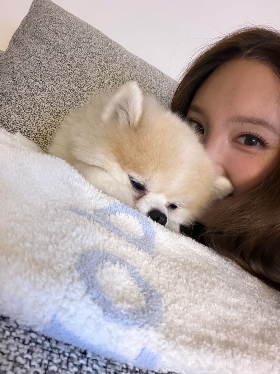 godmitzu's tweet photo. NAYEON SELCA WITH KOOKEU 🥹 https://t.co/3iAmn1LS26