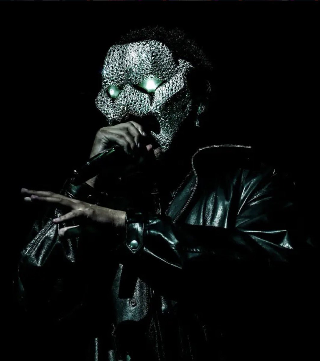 gooutsidexo's tweet photo. i'm probably overthinking this like crazy but why does the weeknd's new mask kinda remind me of berserk mode eva-01 https://t.co/ggblI6ielP