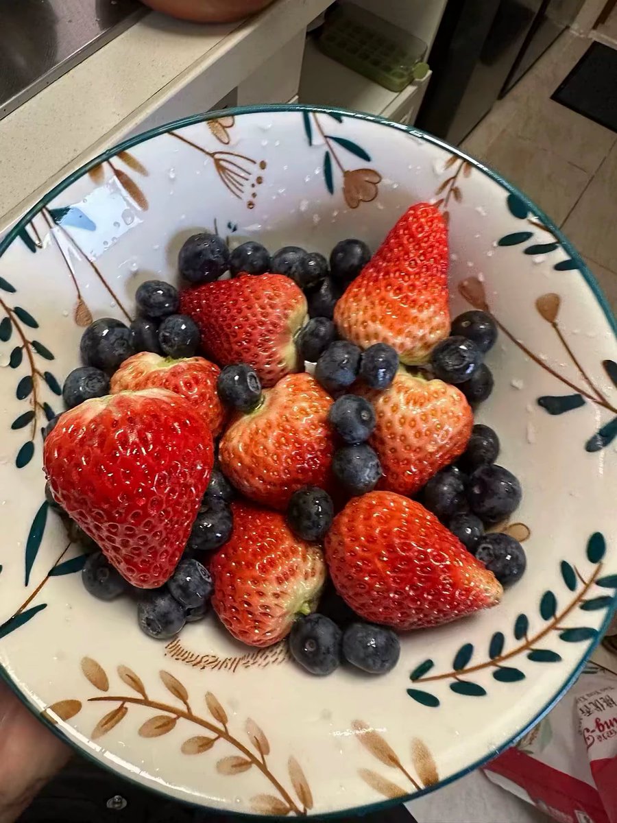 gob_o_ng's tweet photo. Neighborly win today! I shared homemade lemon tarts, got fresh-picked strawberries in return – small moments make a big community.， https://t.co/BP8Ql5GzFr