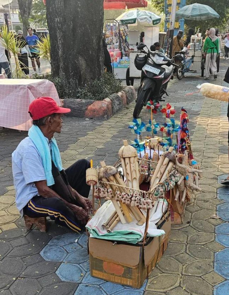 LiaAfri03881071's tweet photo. Yang ketemu bapak ini, di sekitaran pasar gedhe Solo, atau car free day depan Lapas Solo, tolong larisin ya,,
Makasih
cc coun_cee https://t.co/Ymkp893wRk