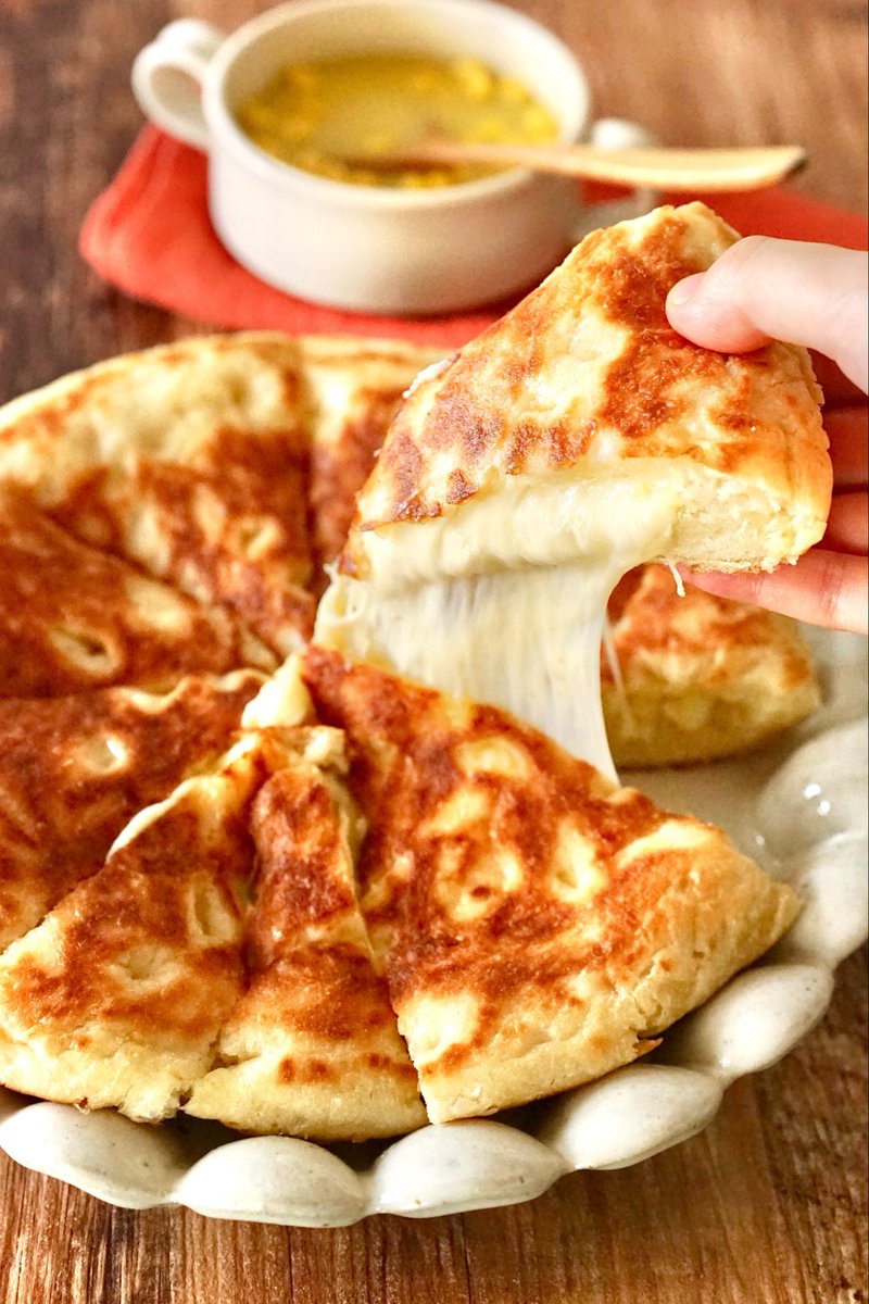 rina_kitchen's tweet photo. パン作り、これならできる…！
フライパンで作るチーズフォカッチャレシピ。捏ねずに混ぜるだけ&amp;オーブン不要、フライパン1つで焼きたてふわふわの幸せが手に入ります！
加水率、醗酵時間、火加減等色々実験して辿り着いた私的ベストです。工程自体は簡単なんで、ドラマ見ながらや本読みながらぜひ。笑 https://t.co/ONR8Dpsg8W
