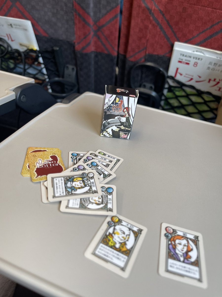 boadgameX's tweet photo. 先日旅行先で遊んだ　#ボードゲーム　は　#ラブレター　です。
王国のお姫様に恋する若者となり、城の協力者たちの手を借りて恋文を届けることを目指します。山札からカードを1枚引き、手札の2枚のうちどちらか1枚を選んで場に出します。カードの効果で他のプレイヤーを全員脱落させると勝利します。 https://t.co/SUOcM2gidM