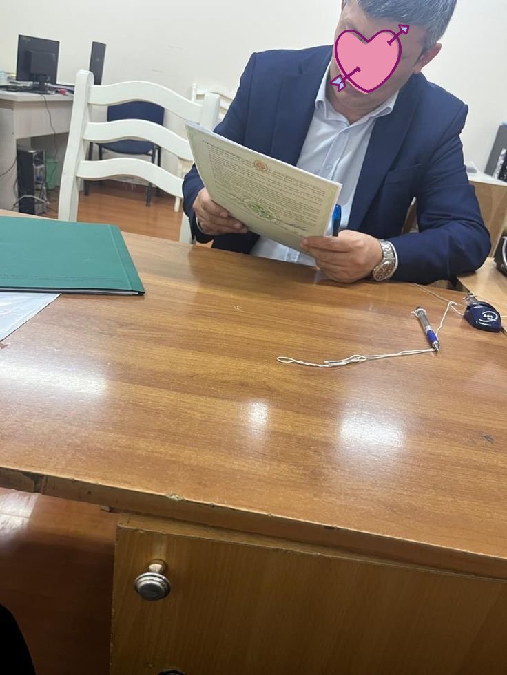 txtharihariWNI's tweet photo. Gw pernah gabut apply-apply kerja, alhasil interview di salah satu BUMC yang lumayan besar di Bali.

Pas sama user, doi bilang:

“Semoga kamu nggak perhitungan sama jam kerja. Saya butuh orang yang loyal, mau maju bareng perusahaan.”

Gue ketawa karir aje. 😂

Ternyata lanjut sampai offering letter di tangan.

Gaji biasa aja, kontrak, nggak ada lembur, dan nggak ada private insurance.

Gue tanya lagi, “Kalau dituntut loyal dan nggak perhitungan soal jam kerja, apa ada kompensasi lembur atau private insurance?”

Jawabannya: nggak ada.

Gonggg... 😭

Gue langsung mundur. 😂

Bukan nggak mau loyal. Loyalitas yang sehat itu dua arah.

Oke lah gue loyal dan nggak hitung-hitungan sama perusahaan, tapi perusahaan juga jangan hitung-hitungan sama gue.

Kalau maunya loyalitas tanpa batas, benefit-nya juga jangan seadanya.

Ya udah, akhirnya nggak jadi. Hahaha.

Kenapa sih BUMC rata-rata begini? 😂 
Apa memang culture-nya begitu, atau gue aja yang apes ketemu yang model begini?
