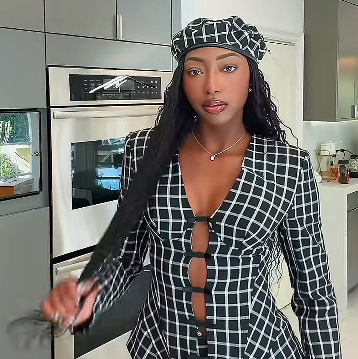 ShenyengU's tweet photo. “He doesn’t even fit your life, you know that bruh” - Melanie Moreno ❤️ 

Aniya left the villa &amp; never stop giving us looks 🤍🖤 https://t.co/tlqPrl00BS