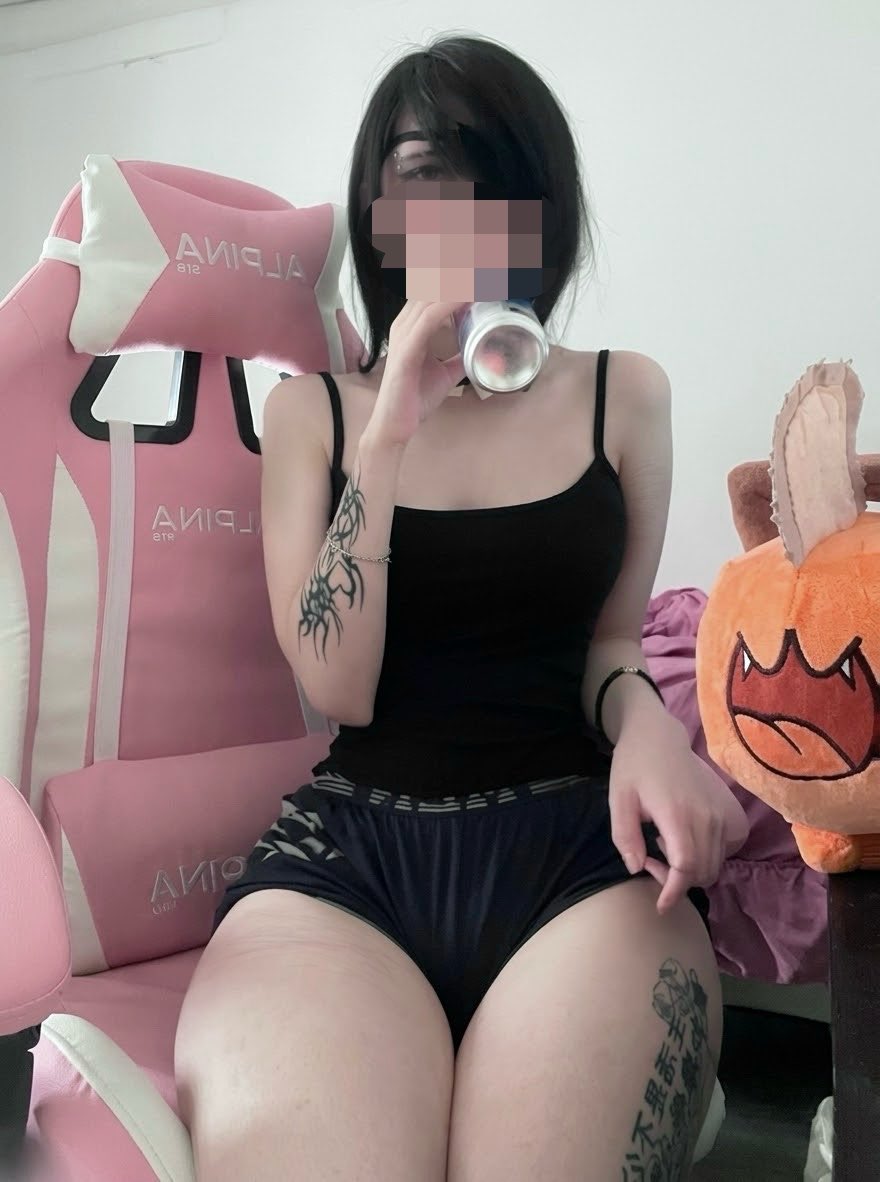 ChinaOverChan's tweet photo. pueden adivinar a que huele mi habitación??? https://t.co/0ZUxRsYstQ