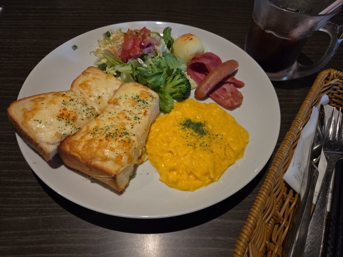 Hide_pfm's tweet photo. 愛国北園通と共栄橋通の交差点にある『ハンバーグレストラン びっくりドンキー』にて、ドンキースペシャルブレックファスト チーズトーストセット。

たっぷりチーズの厚切りトーストに、とろとろのスクランブルエッグ、野菜サラダもたっぷりでなまらうまっ😋

アイスコーヒーおかわり自由✨️ https://t.co/bnJItKIJFy