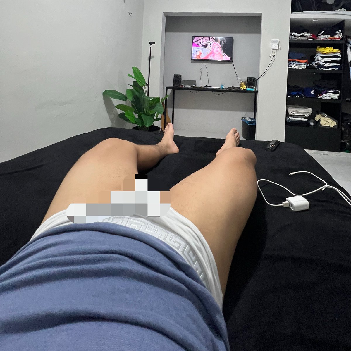 AndrIsrael12's tweet photo. sóbenme las piernas https://t.co/qKHcF2T1nD