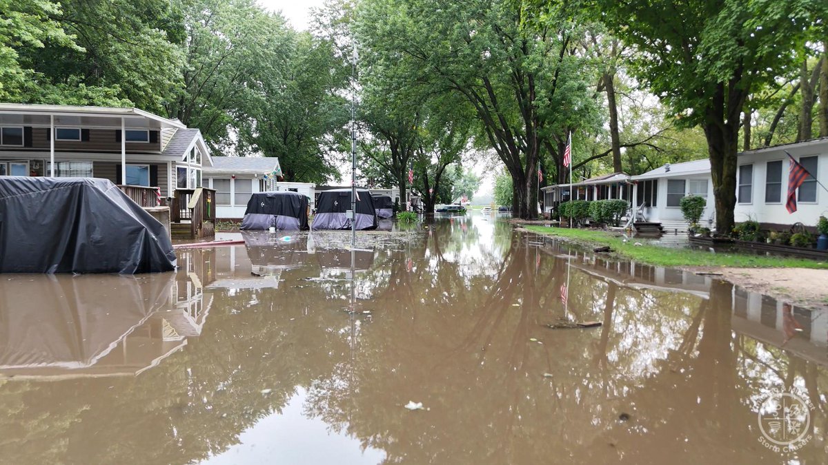 ChicagoMWeather's tweet photo. RVs, campers, cars, and trucks are surrounded by several feet of floodwater at OโConnellโs RV Campground in Lee County, Illinois, with some vehicles partially submerged after the significant flash flooding. ๐๐๐
#IllinoisFlooding #FlashFlooding #LeeCounty #AmboyIL #FloodDamage #RVFlooding #SevereWeather #IllinoisWeather