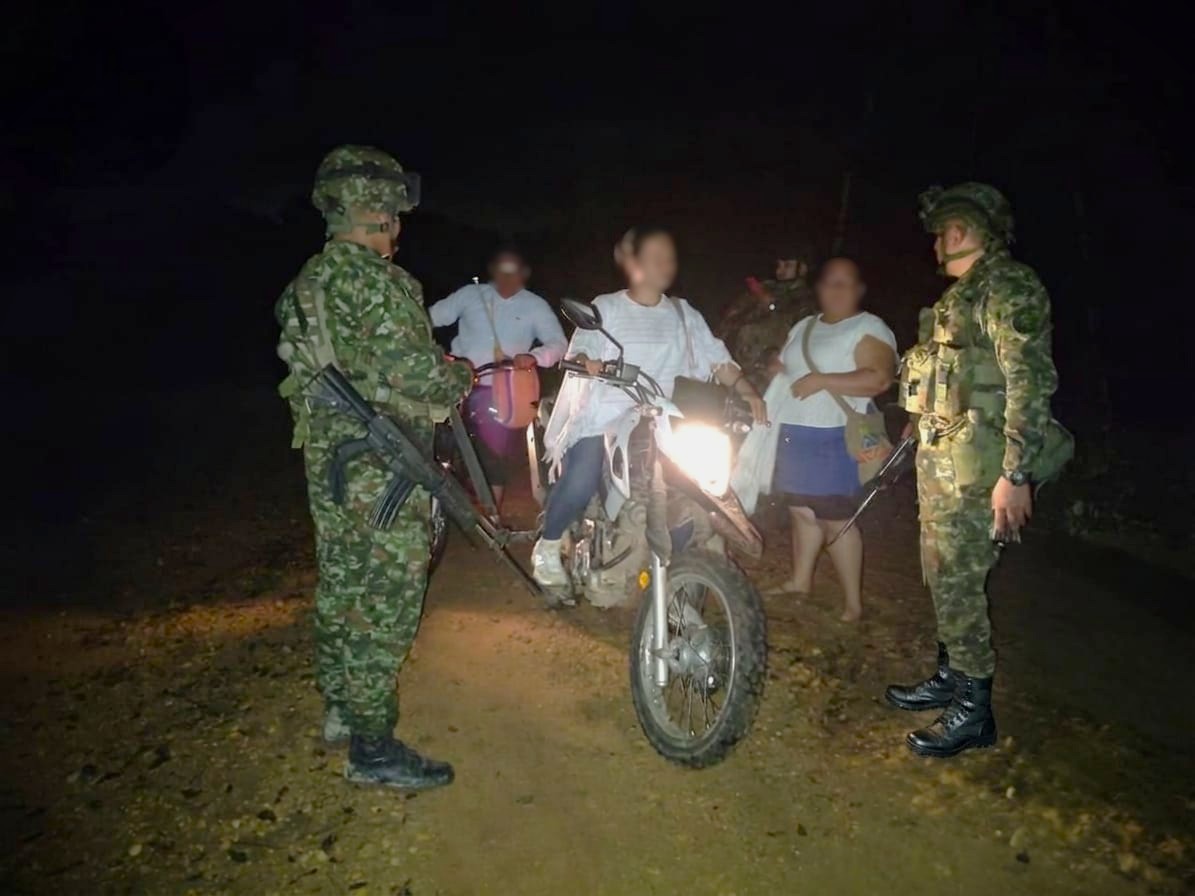 ftc_omega's tweet photo. #ViajeSeguro | En el sector Puente 1 de La Macarena, @GobMeta, soldados del Batallón de Despliegue Rápido N.º 1 del @COL_EJERCITO, mediante la realización de un puesto de control militar, dialogaron con la comunidad sobre las rutas de desmovilización individual para integrantes de grupos armados residuales que decidan abandonar las armas y retornar a la vida civil.

Durante la jornada se socializaron las alternativas de acompañamiento, educación, capacitación laboral y proyectos productivos que ofrece el Estado para facilitar este proceso.

#PatriaHonorLealtad