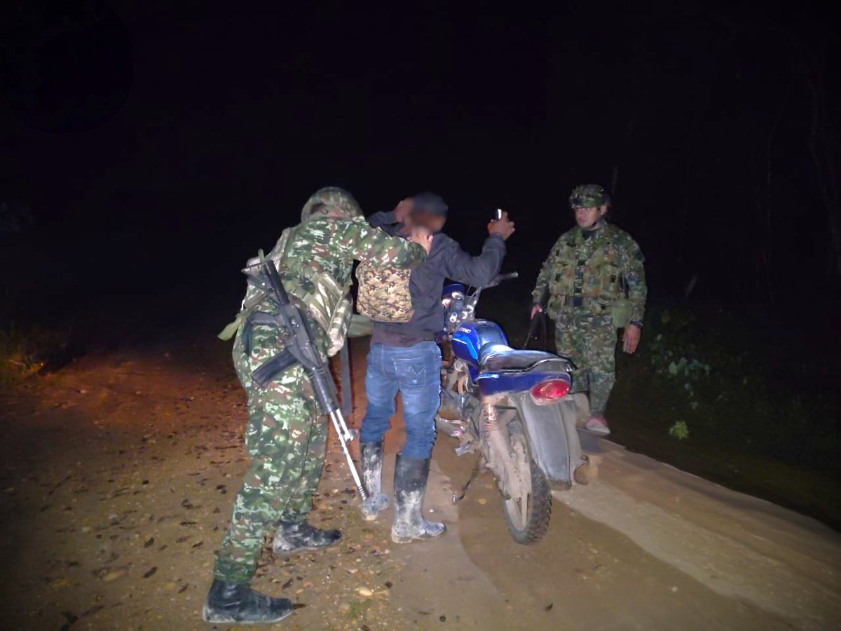 ftc_omega's tweet photo. #ViajeSeguro | En el sector Puente 1 de La Macarena, @GobMeta, soldados del Batallón de Despliegue Rápido N.º 1 del @COL_EJERCITO, mediante la realización de un puesto de control militar, dialogaron con la comunidad sobre las rutas de desmovilización individual para integrantes de grupos armados residuales que decidan abandonar las armas y retornar a la vida civil.

Durante la jornada se socializaron las alternativas de acompañamiento, educación, capacitación laboral y proyectos productivos que ofrece el Estado para facilitar este proceso.

#PatriaHonorLealtad