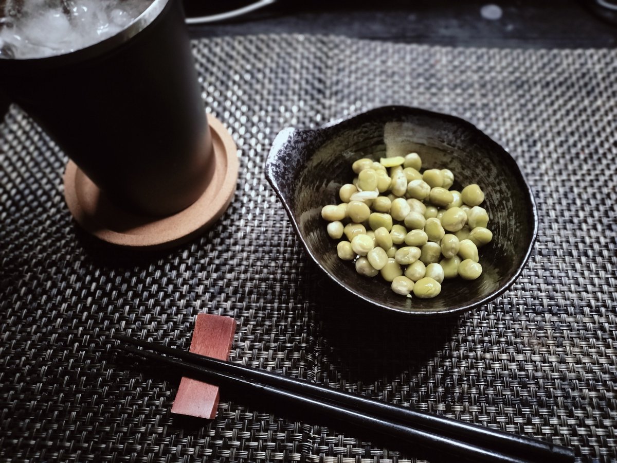 SZaku104's tweet photo. 昨日の晩御飯。蕎麦、オニオンスライスと、お負けて塩えんどうと、焼酎のクエン酸水割り。蕎麦の具は、油揚げの短冊切り、竹輪、ぶなしめじトッピングで若芽、刻み葱、オニオンスライスは、マヨネーズ、ポン酢、鰹節、一味を乗せて。 https://t.co/dZfvUhmiMT