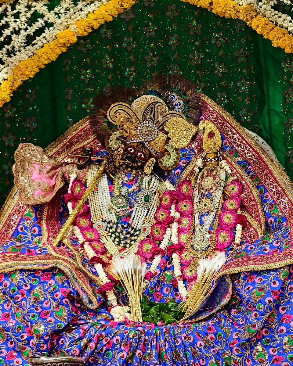 crezy50's tweet photo. राधारानी मंदिर बरसाना से अलौकिक श्रृंगार आरती कालीन दर्शन 26/08/2026❤️🌹🙏 https://t.co/xXQYj21QbA
