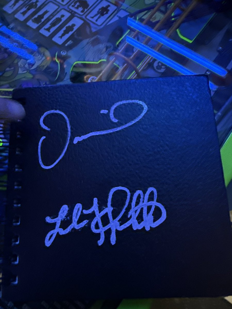 juniperholiday's tweet photo. Drools all over everywhere i love david dastmalchian look he signed my sketchbook https://t.co/byd7iLaUmu