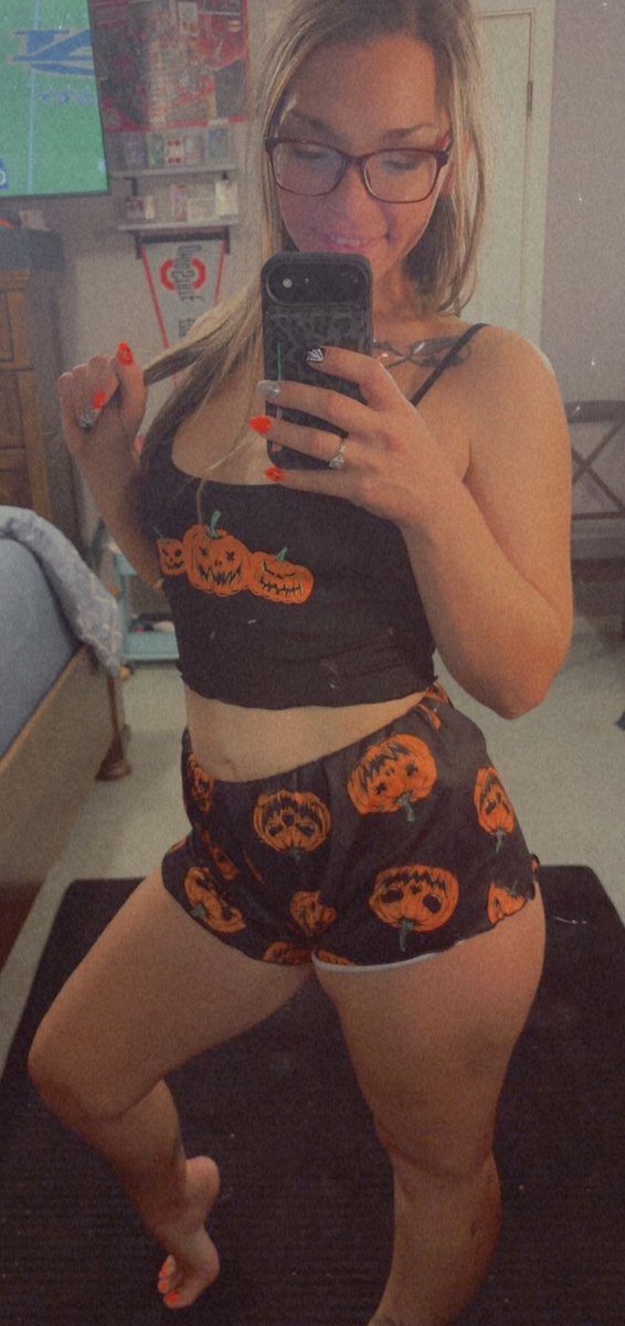 Bridgettebabby's tweet photo. Let’s get spooky😈🫦👻🎃 #girlswithglasses #longhair https://t.co/PjASCrMD2G