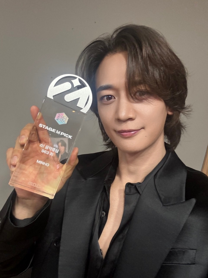 muniverse_io's tweet photo. 🏆 STAGE M PICK : MBC 쇼! 음악중심 963회차

#스테이지엠픽 1위 아티스트는
.
.
#MINHO #민호 #Makeithot #MINHO_Makeithot
축하드립니다 💗 https://t.co/1VQrTTgvKD