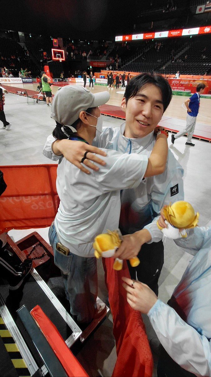 12__6_3__48's tweet photo. [2026 AG] “2개 다 엄마 거라고 해줬어요” 1순위 형제의 동반 금메달, 뜨거운 눈물 흘린 문정현·문유현 어머니 (출처 : 네이버 스포츠) https://t.co/i3KSfIcCyX

박영희 씨는 “티켓을 못 구해서 정현이가 오지 말라고 했다. 근데 오늘(20일) 새벽에 무작정 갔다. 체육관 밖에서라도 기다리면서 기를 주고 싶었다. 다행히 현장에서 티켓을 구했다. 정현이, 유현이 몰래 갔는데 시상식 끝나고 깜짝 놀라더라. 엄마 거라고 하면서 금메달 2개를 목에 걸어줬다. 사실 그동안 정현이, 유현이가 대표팀에 큰 도움이 되지 못했다고 생각했다. 좋지 않은 이야기도 들었다. 결과가 좋게 나와서 복이라고 생각한다. 엄마로서 정말 행복하다”고 이야기했다.