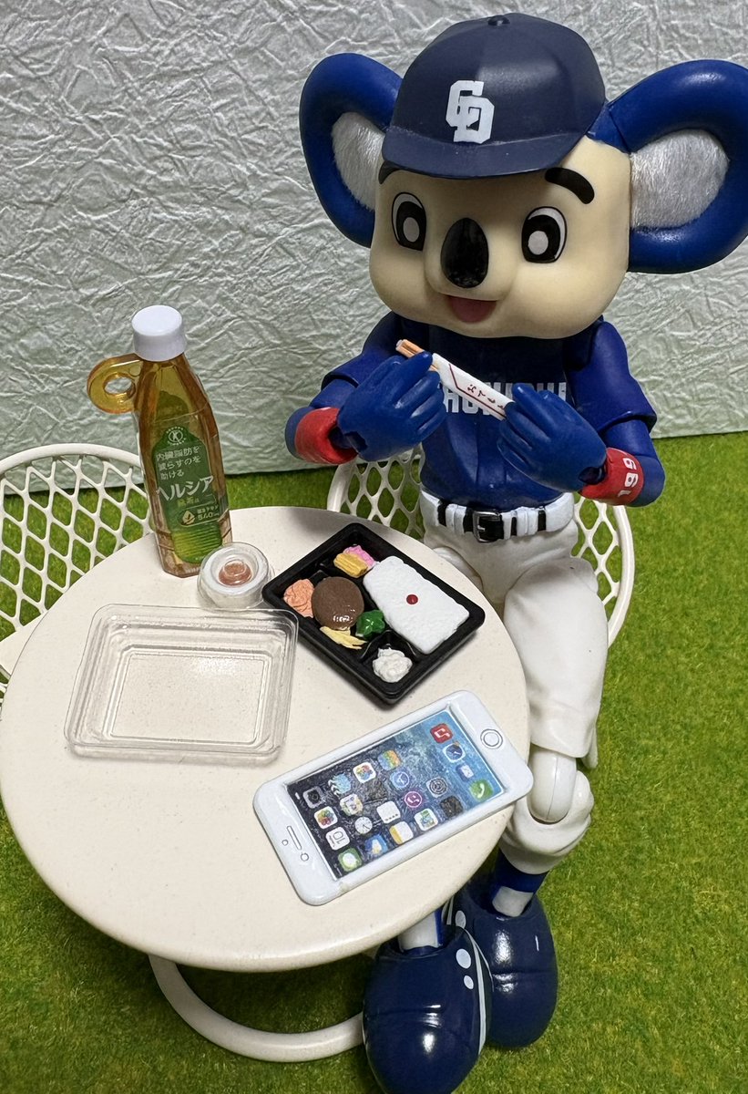 pakopokopa's tweet photo. 『しっかり食べましょう🐨』
本日本拠地最終戦⚾️
頑張れドラゴンズ⚾️
今週もよろしくお願いします
なにかしら頑張ろう 
#ドアラ #ドアラ先生 #doala #中日ドラゴンズ #dragons #フィギュア #ガチャガチャ #ミニチュア https://t.co/GhBxR8tD2o