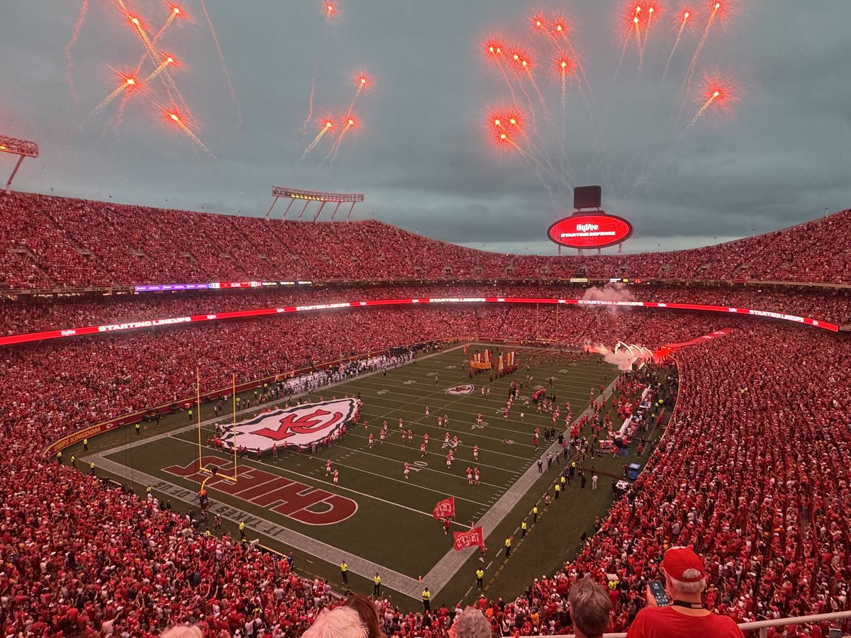 DevinNewsom's tweet photo. LETS SUNDAY NIGHT FOOTBALL! #SNF #BeatIndy #ChiefsKingdom https://t.co/u7qhegmKvm
