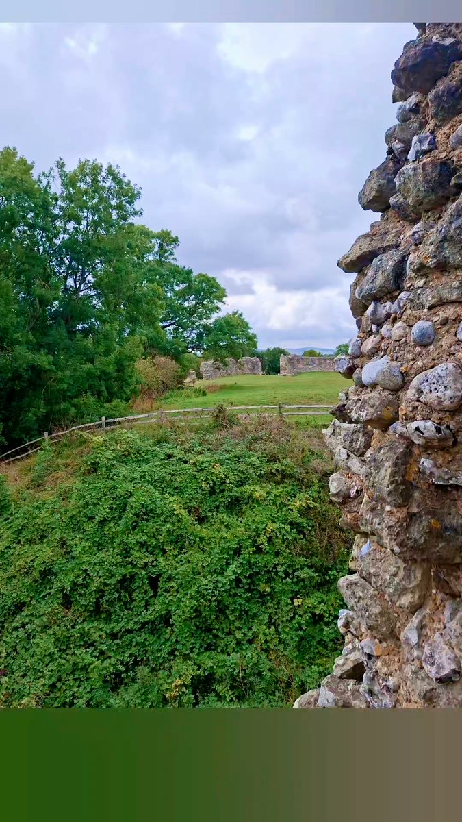 DestinyFunlsc's tweet photo. I'm sure i was born in the wrong era 🏰 Pevensey Castle 🏰 https://t.co/czspCro4mP