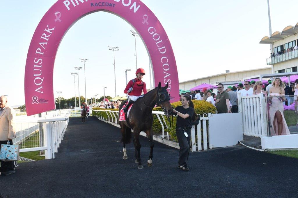 tonygollan's tweet photo. 💥TRACKSIDE WINNER OF THE WEEK 💥
Our #WinnerOfTheWeek presented by Trackside Photography is Warby.
7yo gelding Warby (Hellbent x Speedboat) won the Open Handicap over 1400m at the Gold Coast metro meeting on Saturday ridden by Daniel Moor & strapped by Mia Wheeler. https://t.co/fhmbsxLZ6O