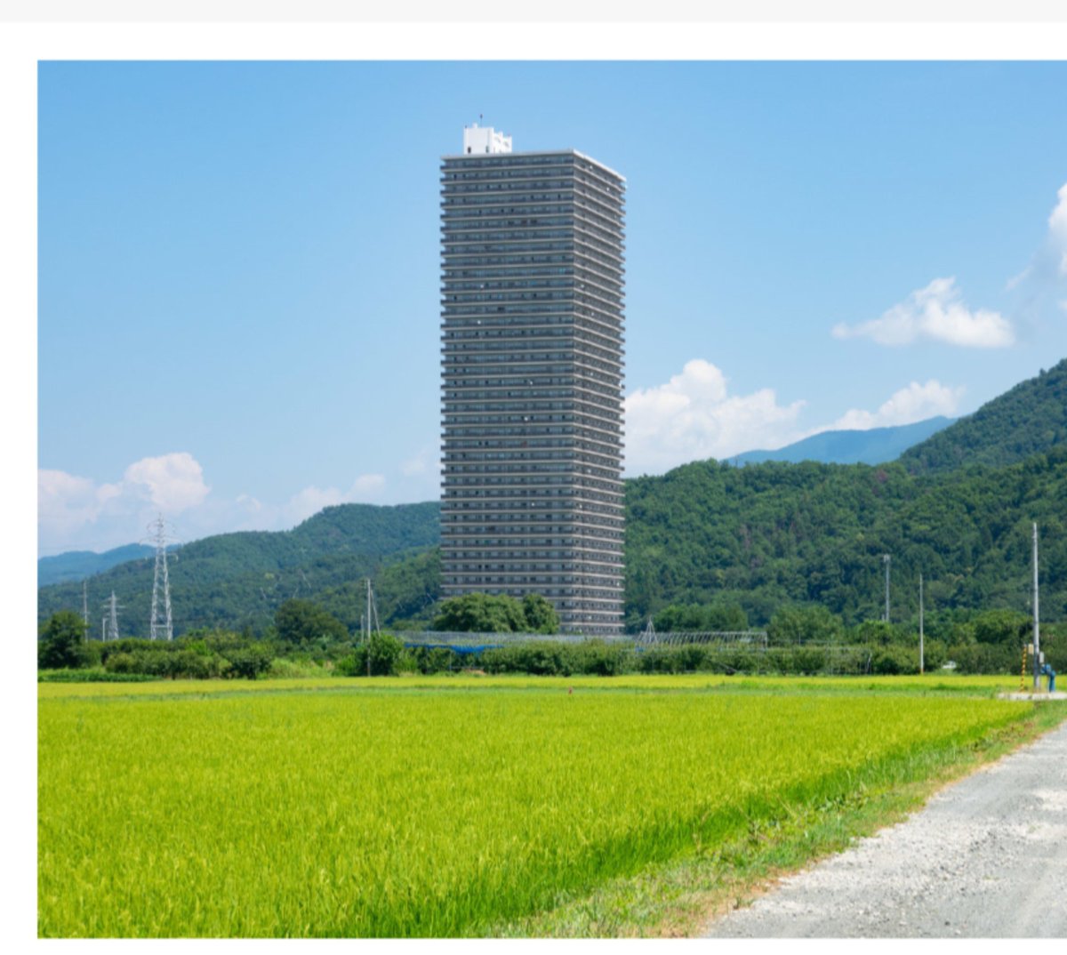 aisubagu143's tweet photo. #筆文字ツイオフ 
今月のお題は『好きな建築』

身近なところで『スカイタワー41』かな…。

知っている人は知っている、知らない人はビックリの田んぼの中にポツンと一軒タワーマンションです。

家を出ると否が応でも目に入ってくるんで…毎日見てると情が湧いてきます（笑） https://t.co/t1XbtgUTfy