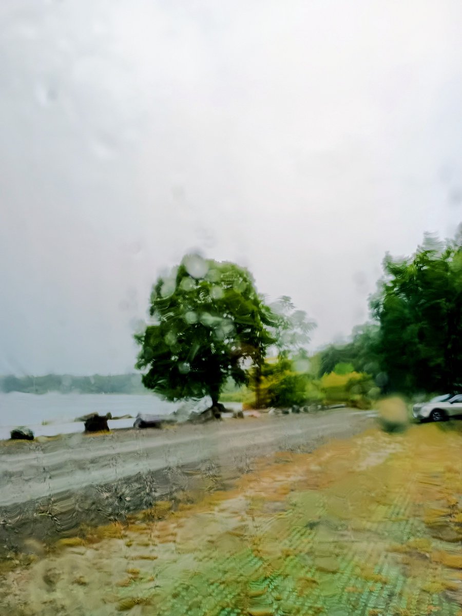 ozora_eki's tweet photo. 雨やらどんより雲が続く連休ですね。

連休とは言え働いている人がいます。
そう、私と宿と店です。

お昼休憩に行楽気分にと網走湖女満別湖畔に昼寝に。
雨音が聴こえる中、後ろを通る石北本線の音が目覚ましです。

本日は19時〜 オープン https://t.co/TTYePNEuGd
