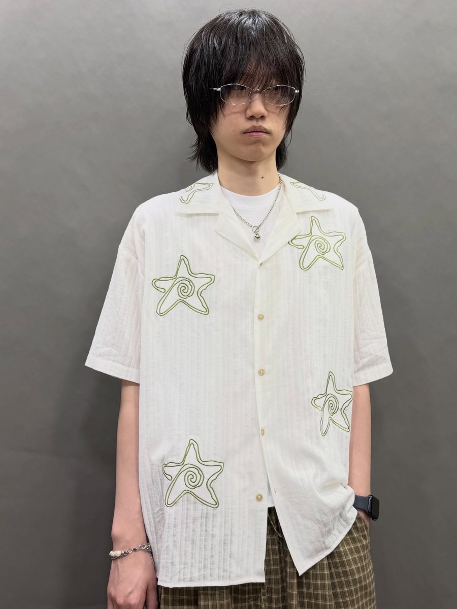 PollyPatriquin's tweet photo. Braided chain

White tank top with cap sleeves 
- Freesize: chest width 60 cm, length 62 cm 
- Cropped fit 

White embroidered star shirt 
- Freesize: shoulder width 58 cm, chest width 66 cm, length 71 cm 
- Loose fit 

Brown and yellow plaid cargo https://t.co/7LCrt23EKt