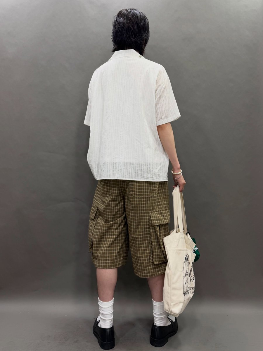 PollyPatriquin's tweet photo. Braided chain

White tank top with cap sleeves 
- Freesize: chest width 60 cm, length 62 cm 
- Cropped fit 

White embroidered star shirt 
- Freesize: shoulder width 58 cm, chest width 66 cm, length 71 cm 
- Loose fit 

Brown and yellow plaid cargo https://t.co/7LCrt23EKt